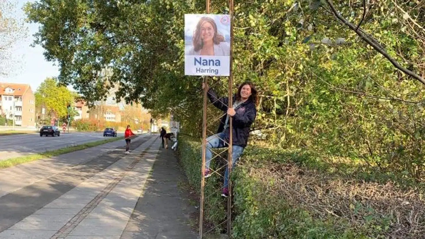 Nana Harring hang i går i mange lygtepæle for at sætte sin valgplakat op.