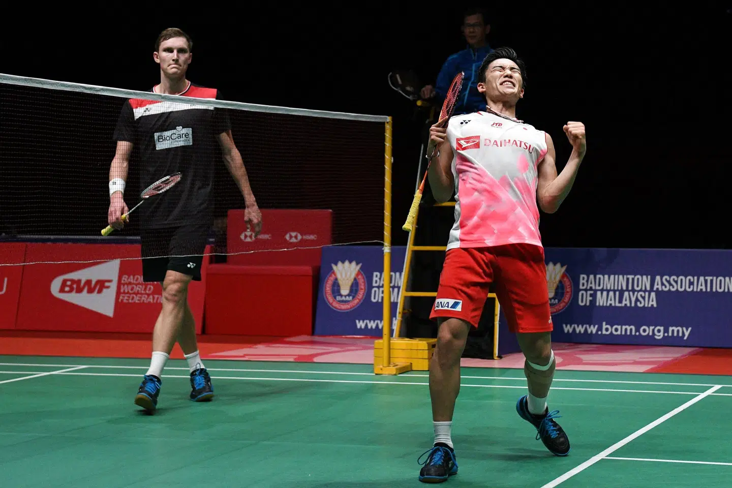 Kento Momota (th.) har vundet de seneste 13 kampe mod Viktor Axelsen. (Arkivfoto) Mohd Rasfan/Ritzau Scanpix