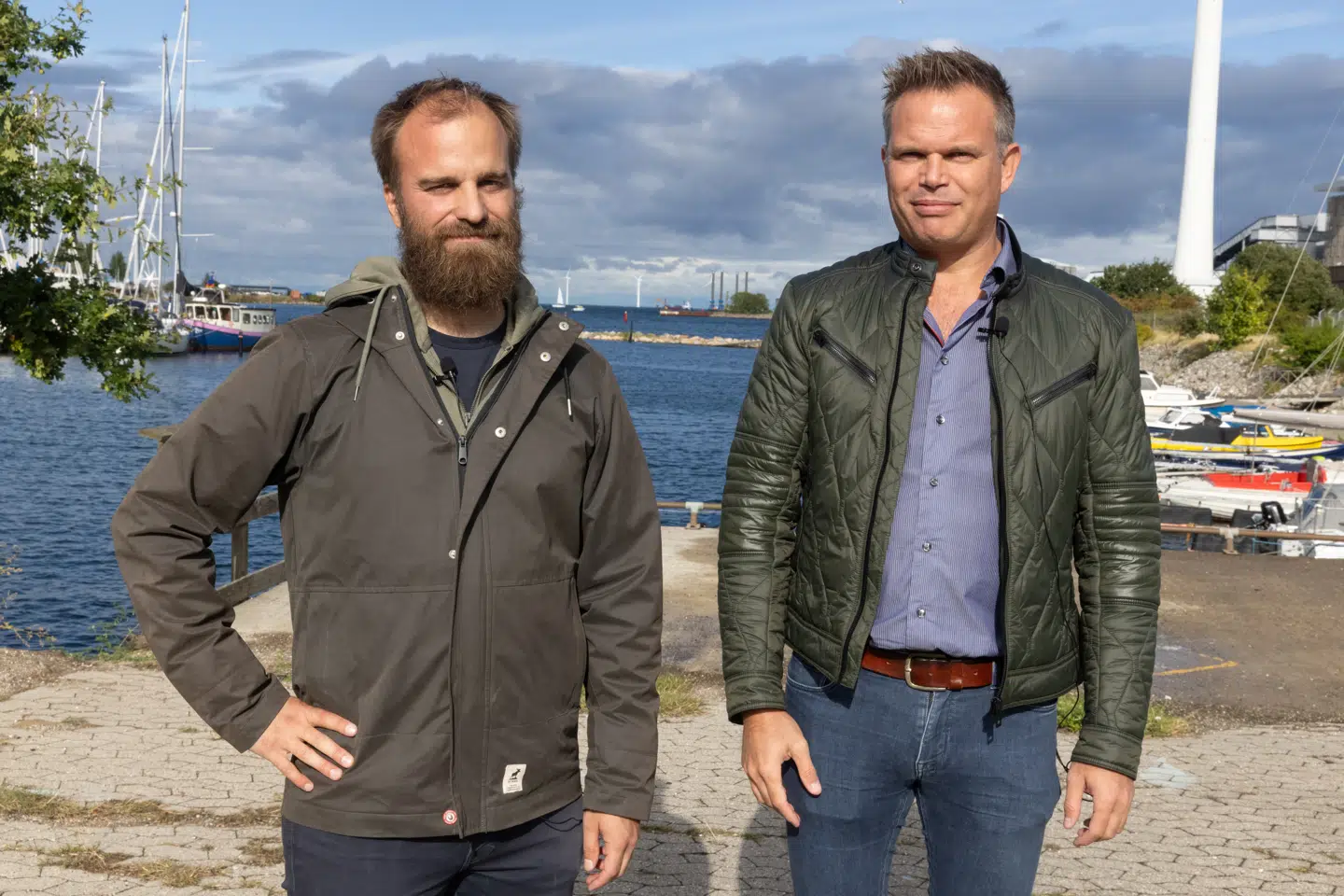 Mikkel Jochimsen (th.) ved siden af naboen Sebbe Selvig (tv.) ved siden af havnen på Margrethesholm, hvor Lynetteholmen meget snart begynder at blive bygget. Foto: Jacob Crawfurd/Byrd.