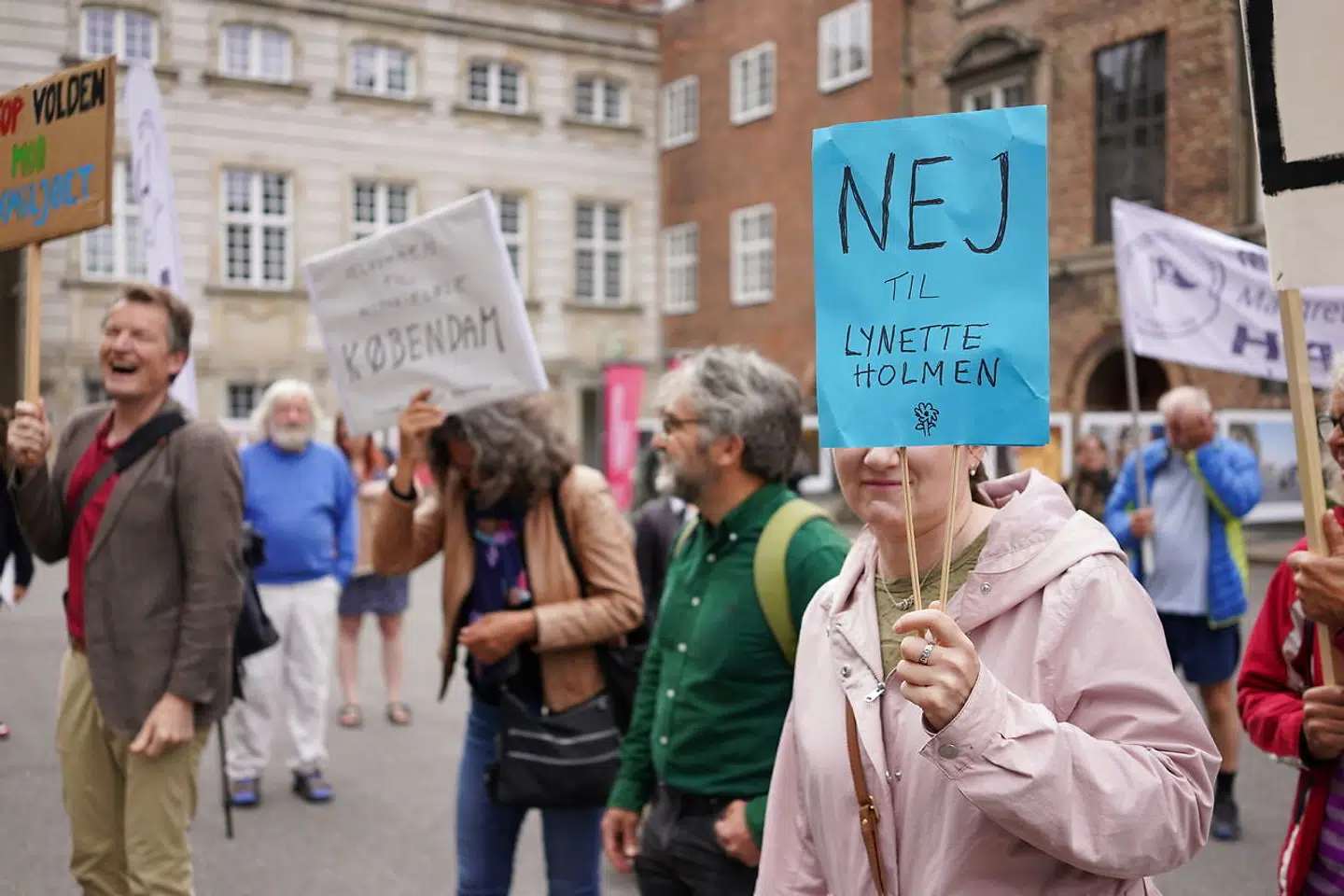 Facebook-gruppen Stop Lynetteholm afholdt i juni en protest mod byggeprojektet ved Folketingets hovedtrappe. Foto: Erik Helms.