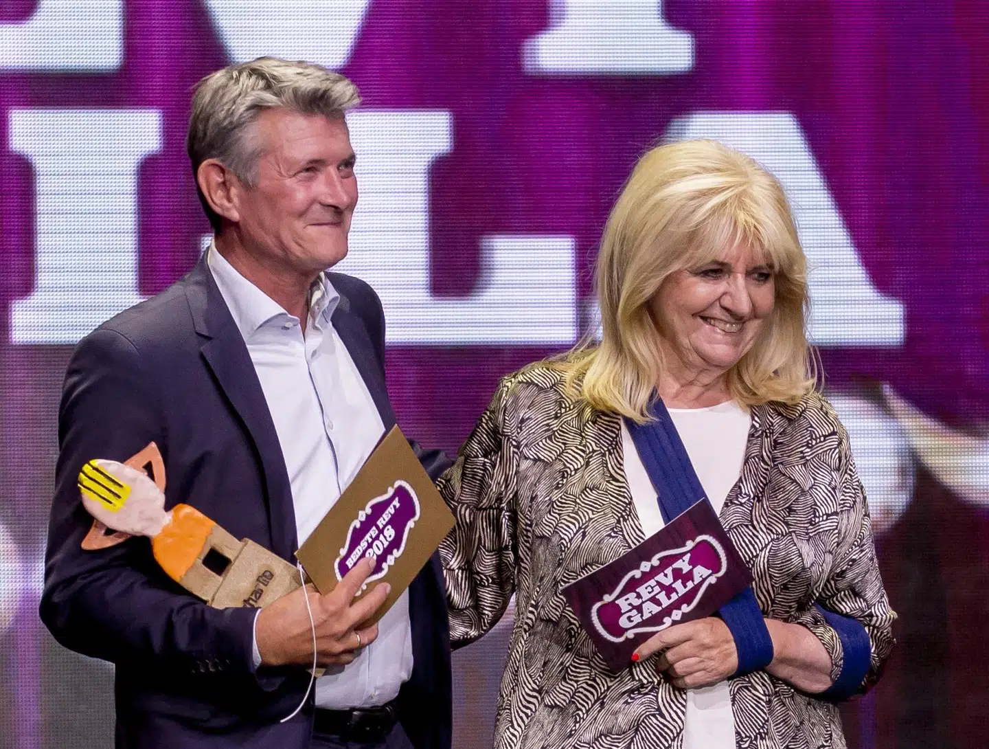 Ulla Terkelsen på job med sin blå slynge.