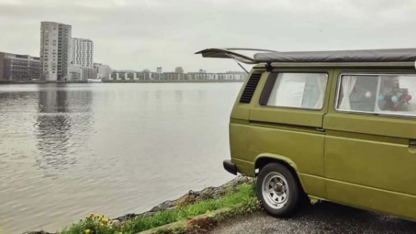 Fra Skudehavnen kan man nyde en kop kaffe i bagsmækken af bilen med udsigt til Egholm.