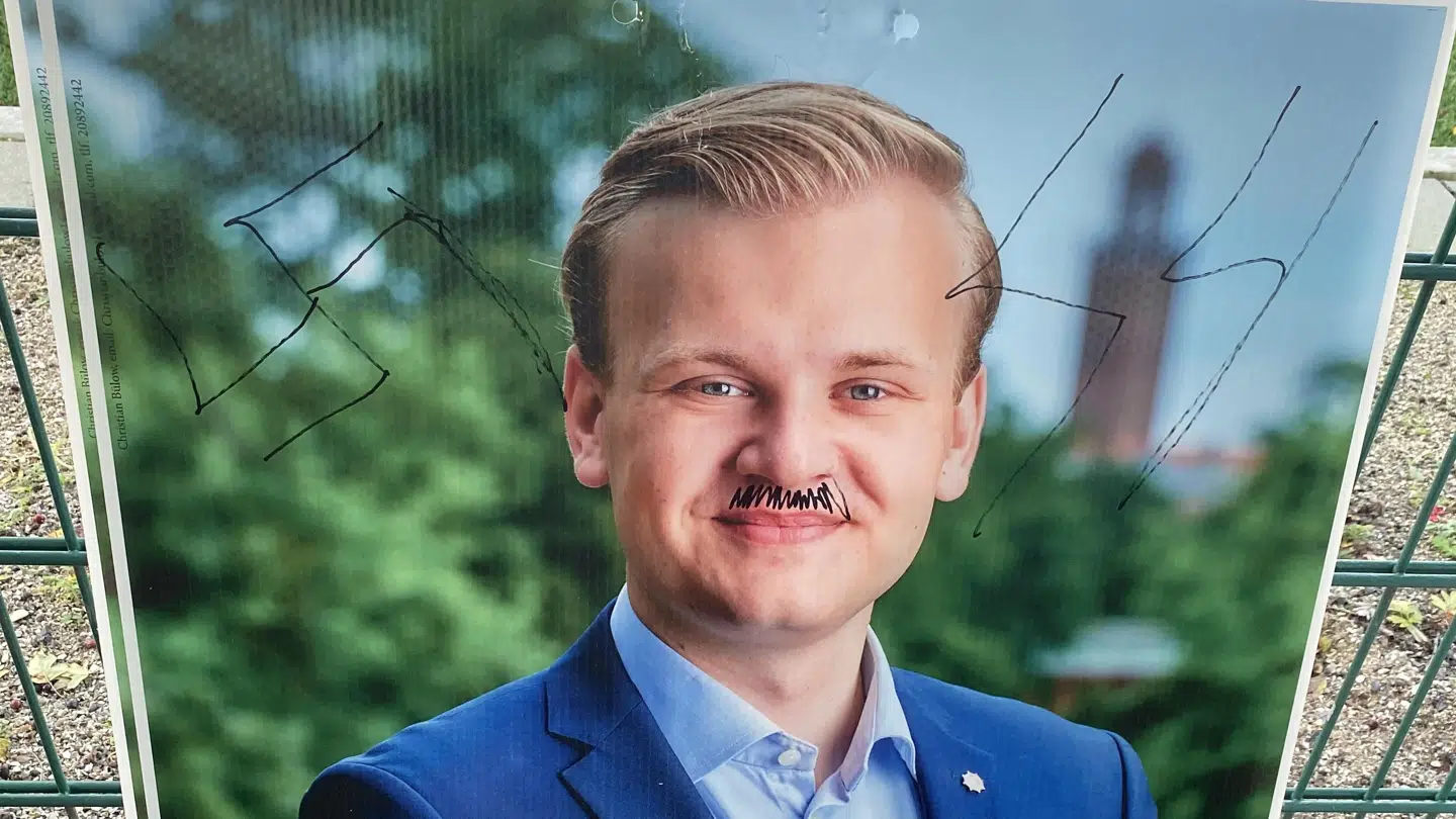 Plakaterne er blandt andet overtegnet med hagekors, overskæg og ordene 'rasist'.