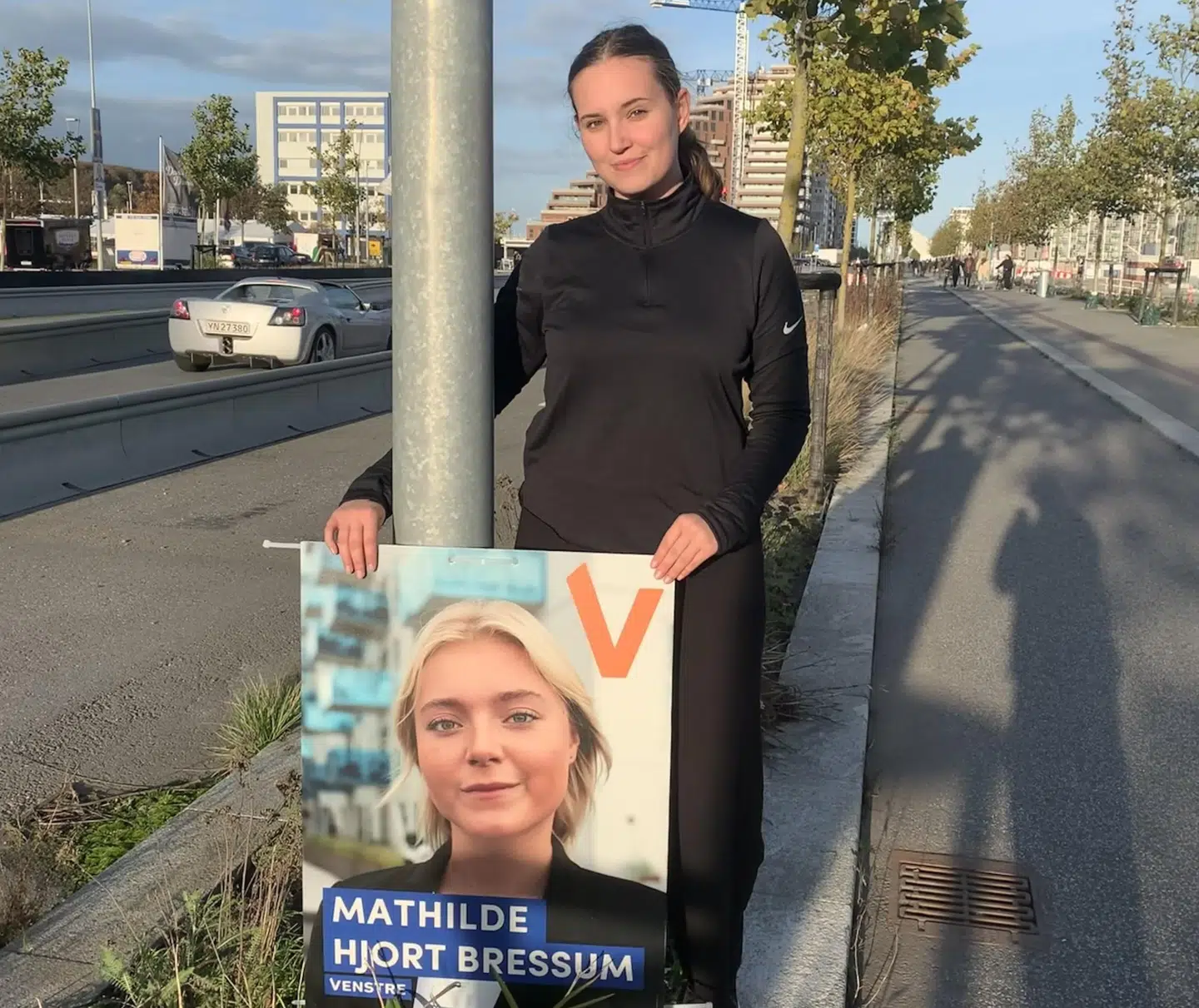 Marie satte plakater op lørdag. Foto: Privat