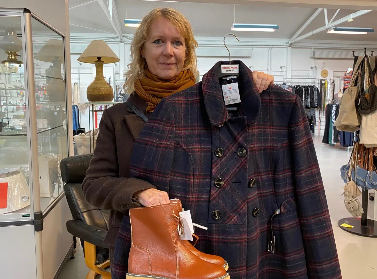 Første udfordring: Find et sæt tøj til åbning af en naturbørnehave.Susanne Crawley finder en ternet jakke og et par praktiske brune støvler. »Stoffet i jakken signalerer natur,« siger hun.