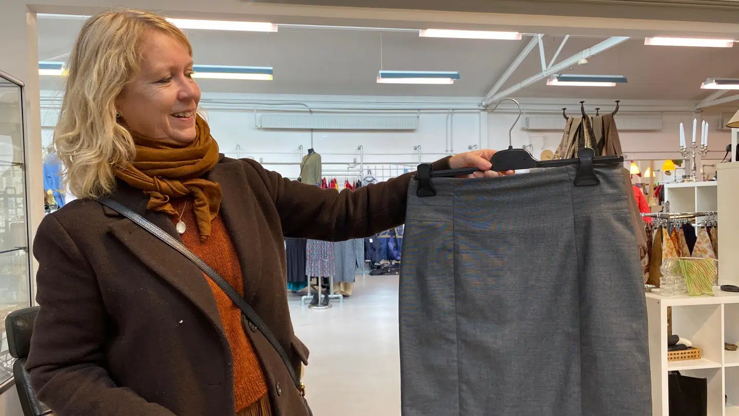 Anden udfordring: Find et stykke klassisk basistøj, der kan bruges i flere sammenhænge og som kan bruges til hverdag.Susanne Crawley finder en grå nederdel, der kan gå til lidt af hvert.»Den grå nederdel er god til almindeligt kontorarbejde.«