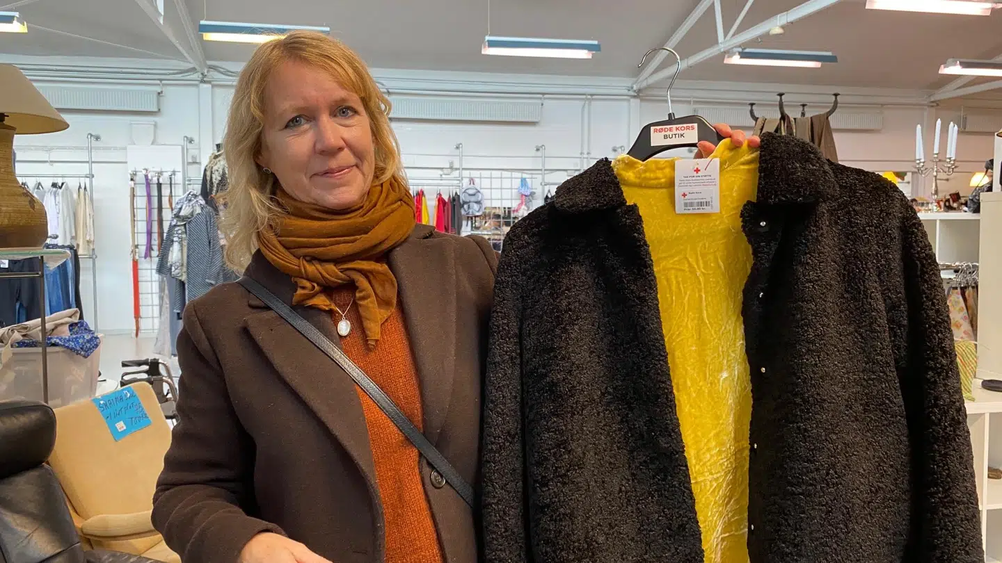 Tredje udfordring: Find et stykke tøj til fest.Susanne Crawley finder en gul bluse og en sort jakke til at tage ud over.»Det er et eksempel på, at den gule er lidt grim. Men med det rigtige til, så er den ok.«