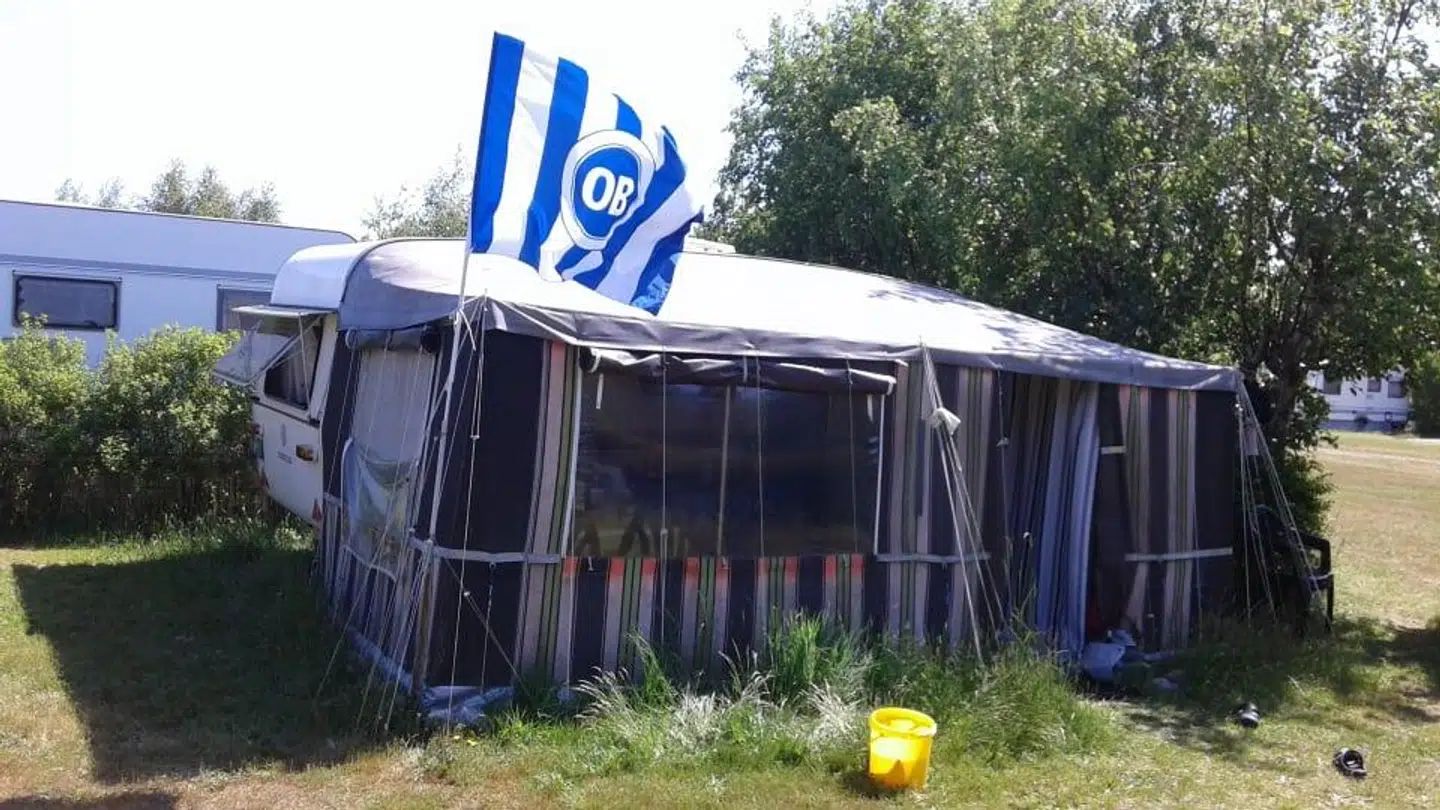 Familiens campingplads på Fyns Hoved er naturligvis udsmykket med et OB-flag.