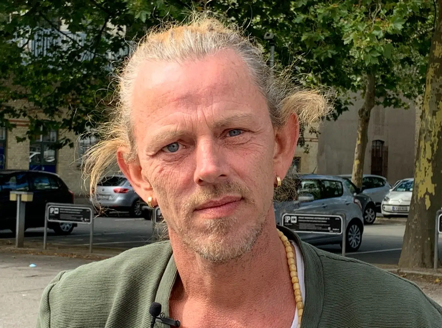 »Jeg gider ikke at fremstå som et offer. Men jeg kan sige, at hvis Peter Rahbæk Juel kom til mig i dag og spurgte, om jeg ville stille mig op skulder ved skulder med ham i den her kamp, så ville jeg sige nej. For det har haft så store konsekvenser for mig. Mit liv er blevet et helt andet end det, jeg kendte til,« siger 52-årige Lars Pedersen. Foto: Jens Anton Havskov