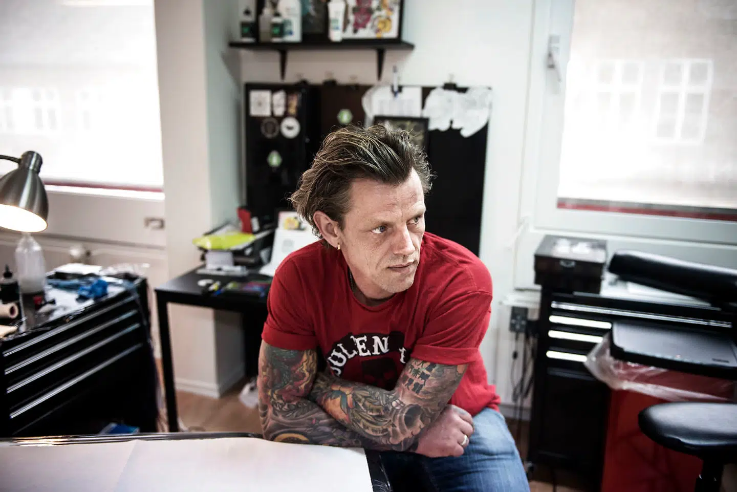 Lars Pedersen i sin klinik, da han i 2017 som formand for danske tatovører blæste til kamp mod den kriminelle gruppe Black Army fra Odense-bydelen Vollsmose. Tre mænd blev idømt fængsel på henholdsvis seks, syv og otte måneders fængsel. I dag 52-årige Lars Pedersen har for nylig fået tilkendt førtidspension med PTSD, og hans tatovørforretning er for længst lukket.