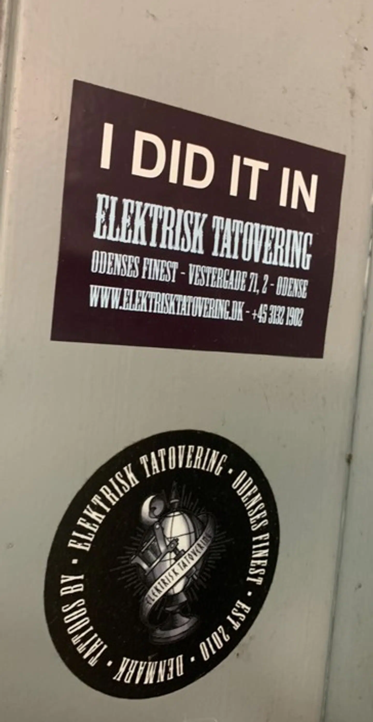 Selv om det efterhånden er længe siden, Lars Pedersen måtte lukke sin tatovørforretning 'Elektrisk Tatovering', sidder navneskiltet stadig ved yderdøren til Vestergade. Foto: Jens Anton Havskov