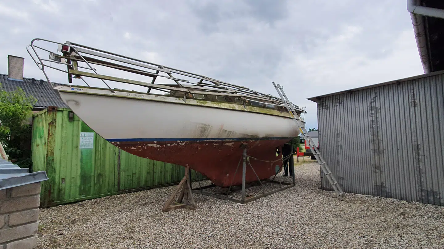 Her står hun i al sin pragt – sejlbåden 'Patina'.