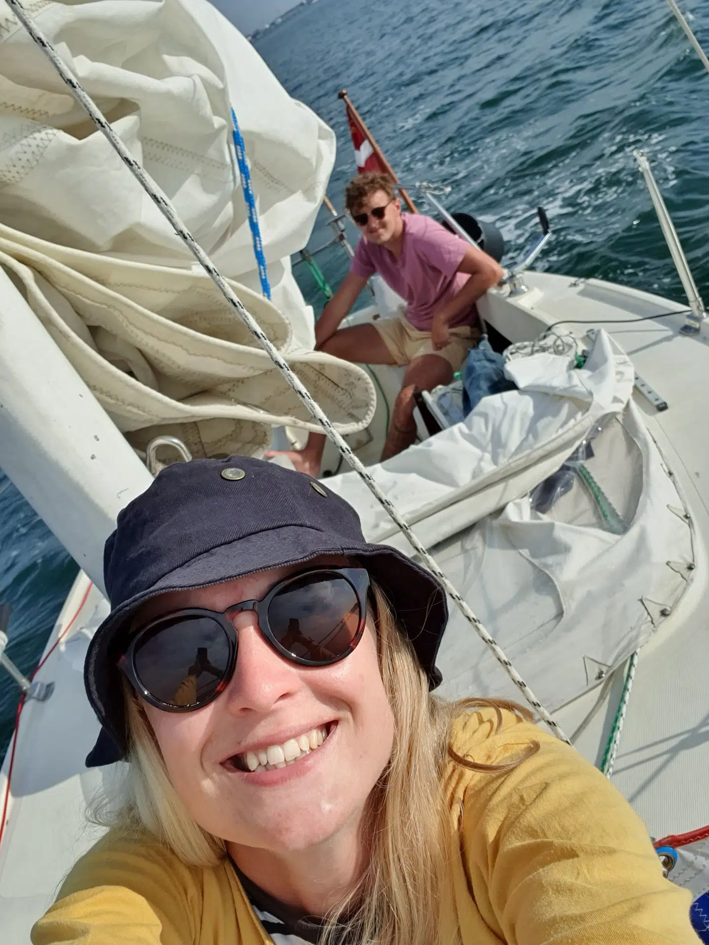 Når tiden er til at sejle jorden rundt, vil de undervejs have familie og venner med.