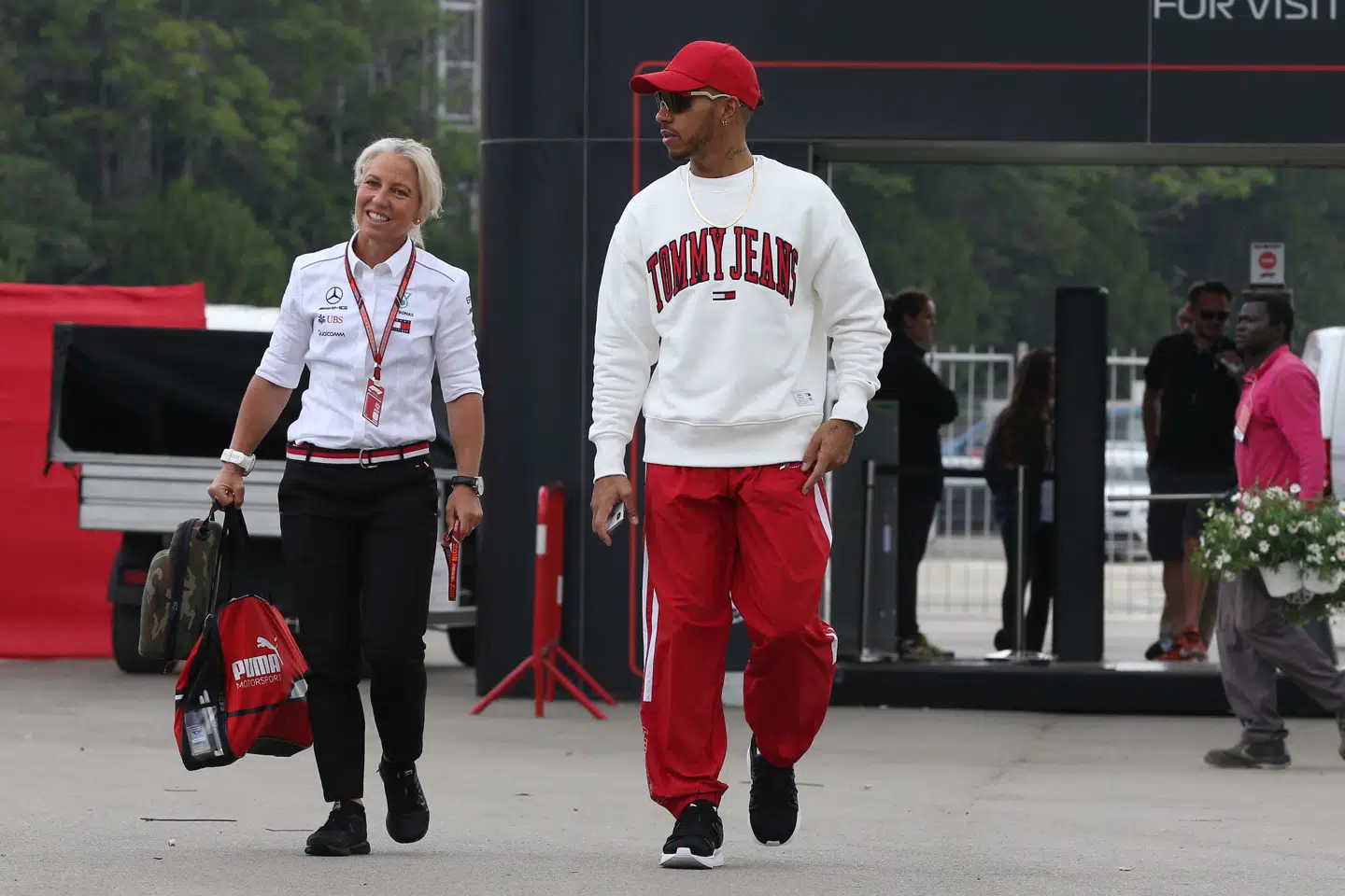 Lewis Hamilton, her med sin personlige assistent Angela Cullen, har skabt flere kollektioner i samarbejde med Tommy Hilfiger.