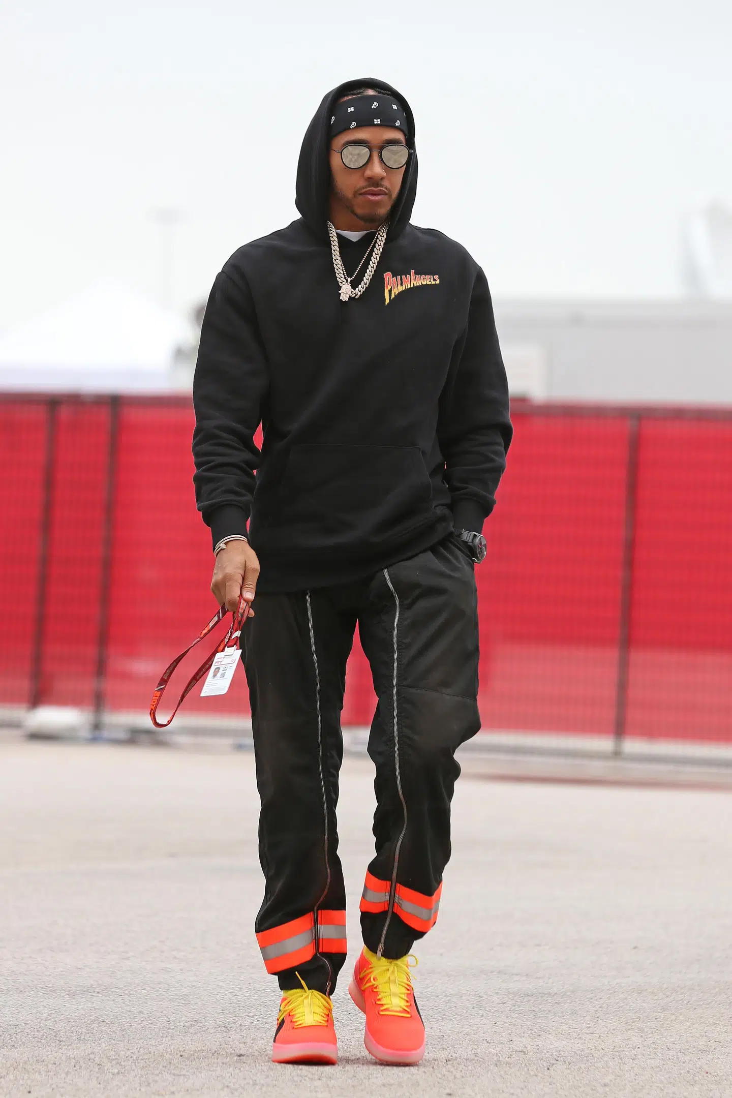 Gangsta-rapper? Nej – såmænd en syvdobbelt Formel 1-verdensmester på vej på job.