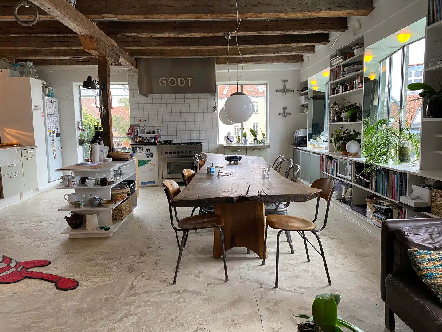 I vinduerne i det store køkkenalrum har Volke sat lamper og spejl, som giver lejligheden endnu mere karakter.