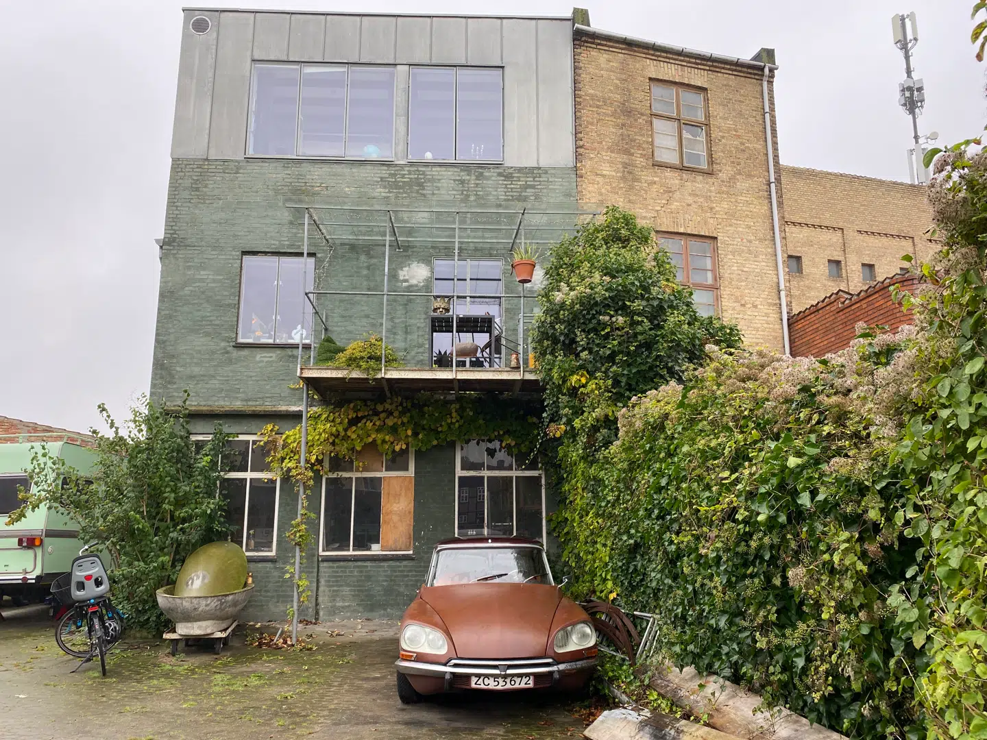 Jakob Volkes ejendom har kæmpe vinduer, der kan lukke lyset ind i den gamle bygning.