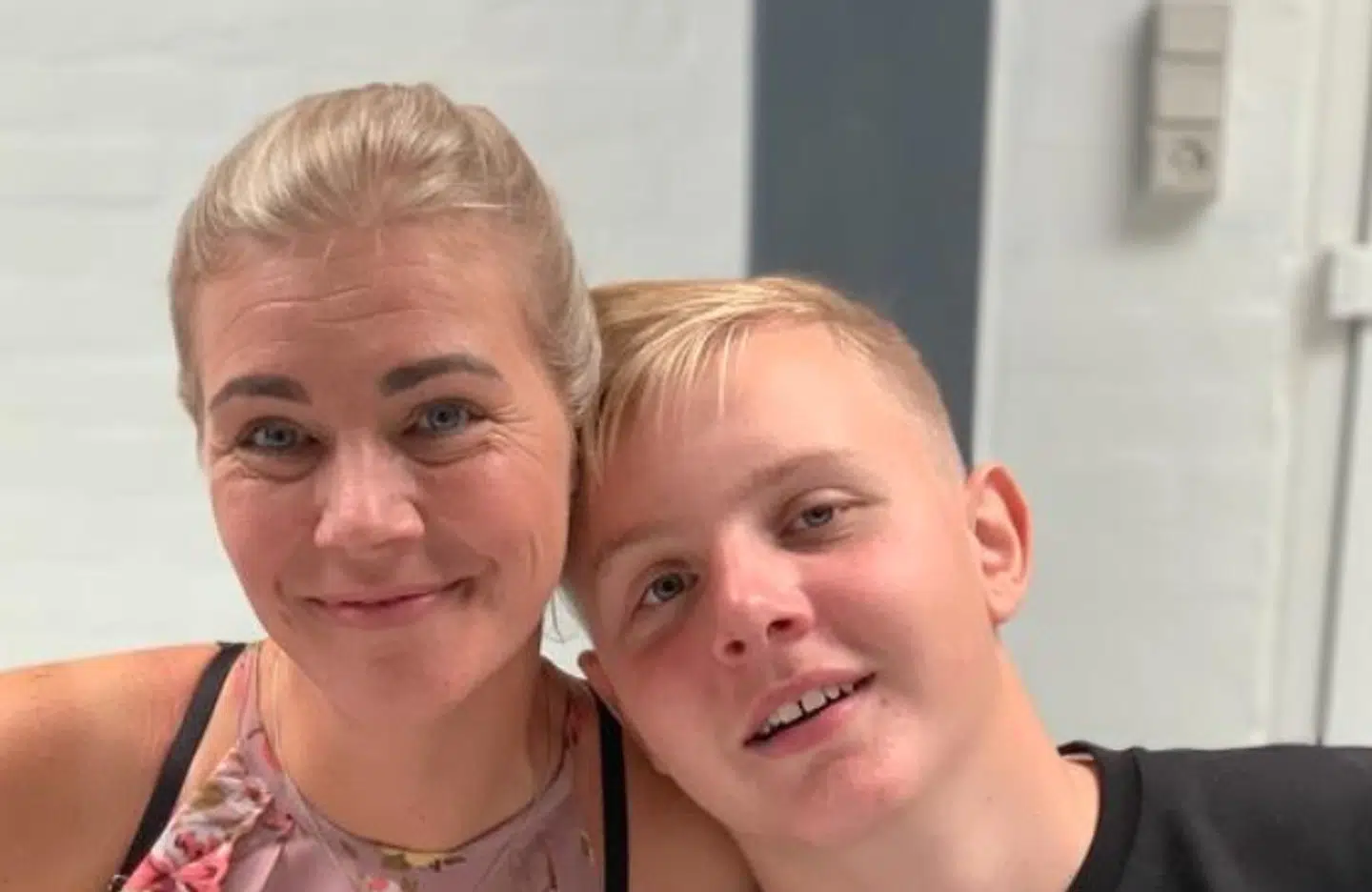 Merete sammen med en af sine sønner.