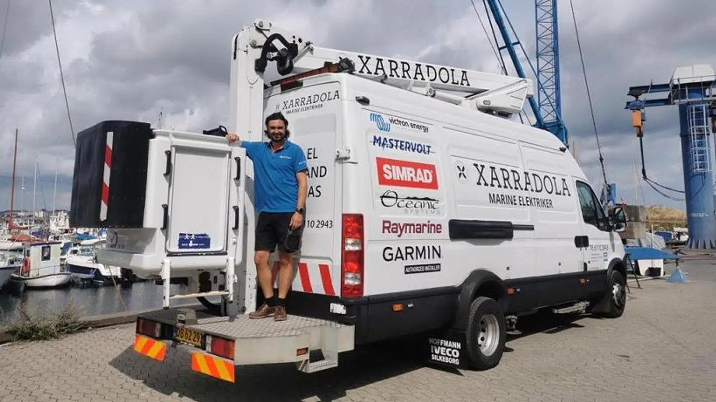 Benjamin Tøjner Gøtke, da han modtog sin nye lastbil. På dette tidspunkt vidste han endnu ikke, at der ville gå flere måneder, før han ville få kørekortet til at kunne køre den.