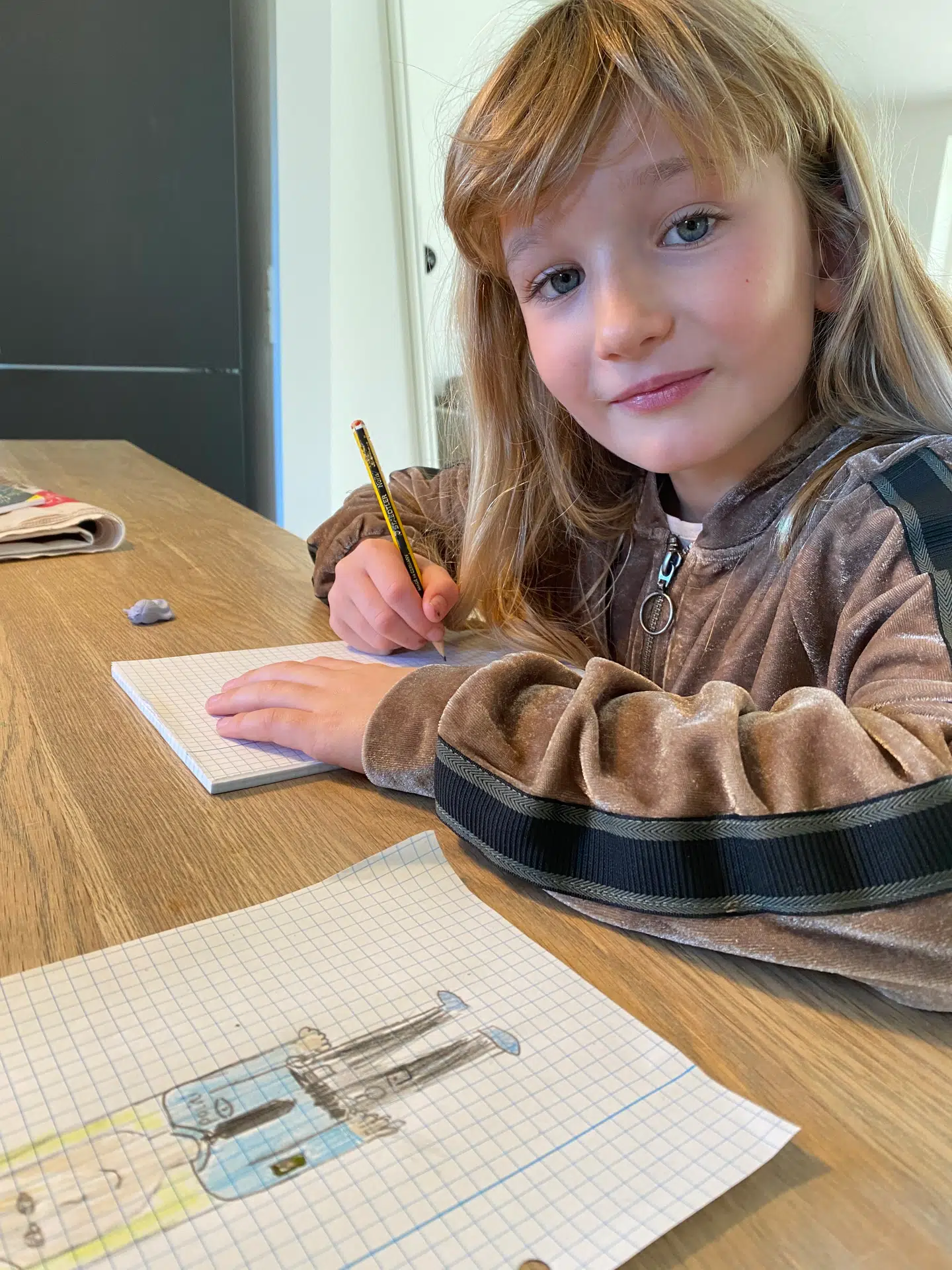 Efter besøget af patruljen, satte Klara sig ned for at tegne den kvindelige betjent, hun havde talt med.