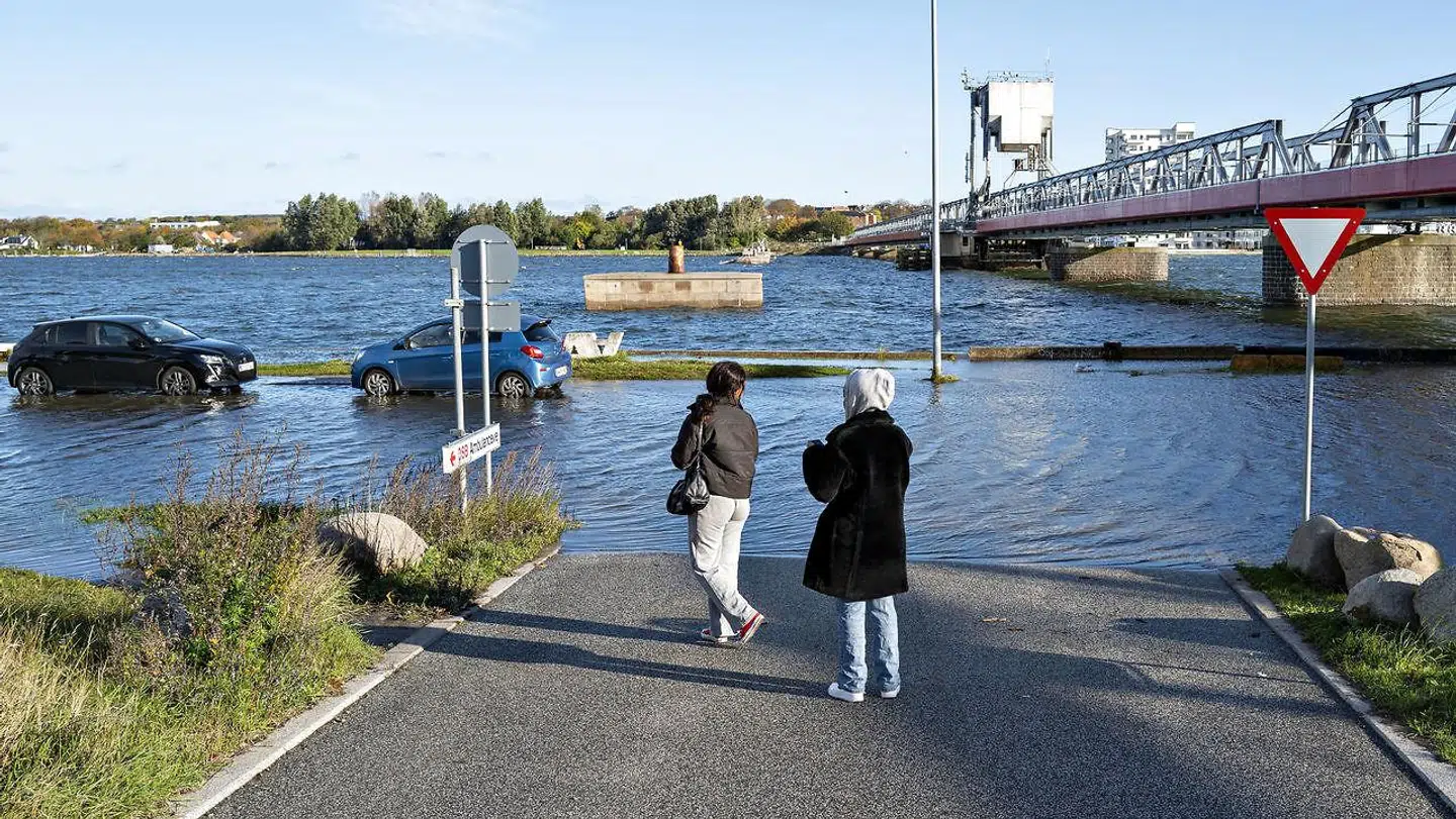 Flere biler er fredag blevet omringet af vand ved havnen.
