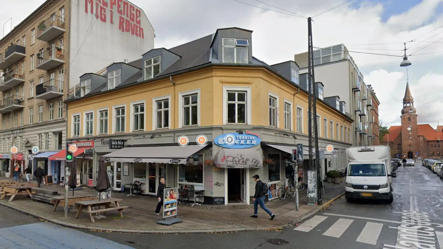Denne 2½-etagers bygning på Nørrebrogade blev opført i 1868 og rummer i dag bl.a. en shawarmabar. Ejeren af bygningen er i dialog med kommunen om en nedrivning, og sagen behandles i øjeblikket. Foto: Google Street View