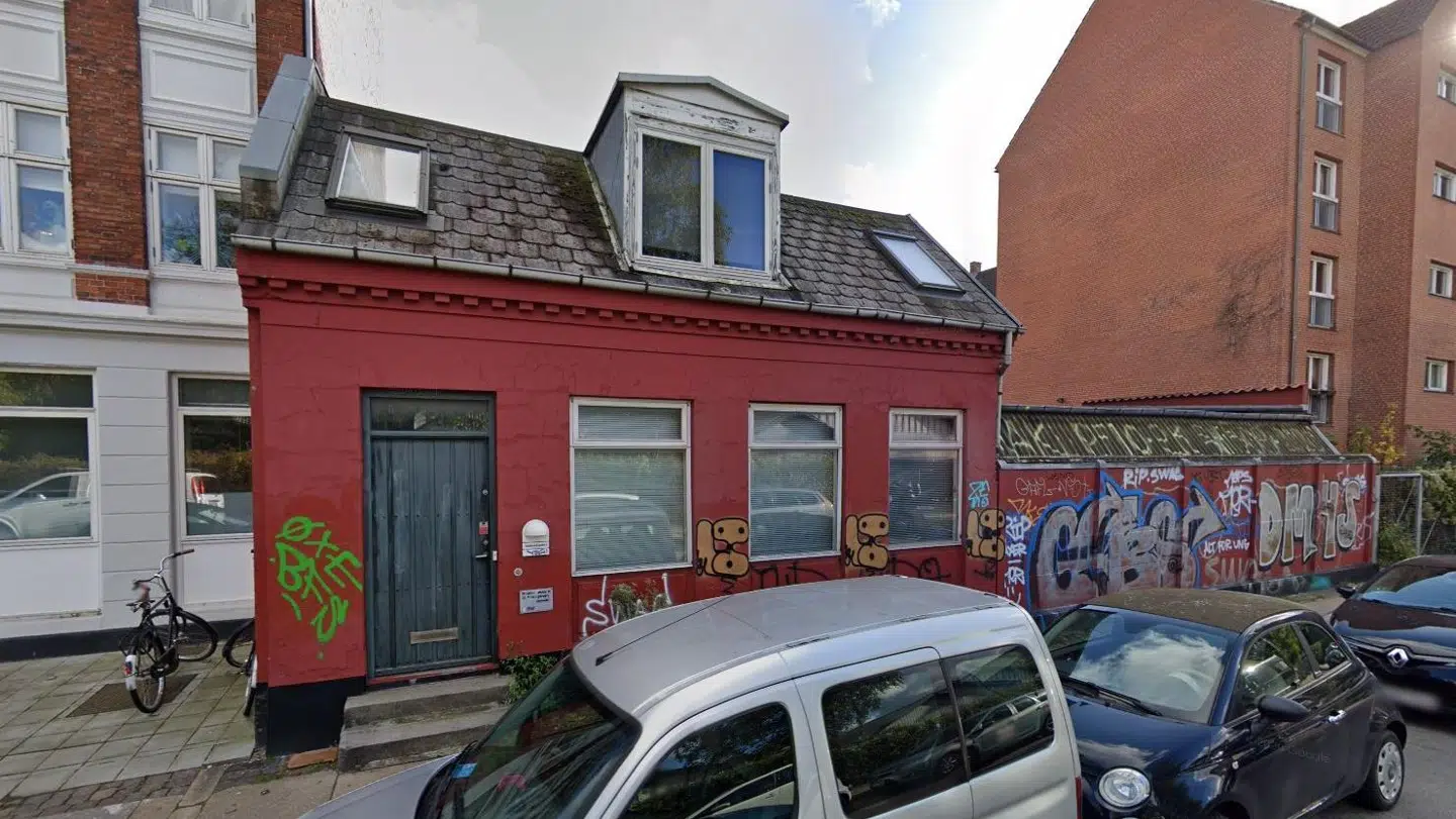 Denne 1-etagers bygning på Rådmandsgade på Nørrebro er opført i 1880 og sammenbygget med en garage i 1959. Ejeren er dialog med kommunen om at rive den ned. Foto: Google Street View