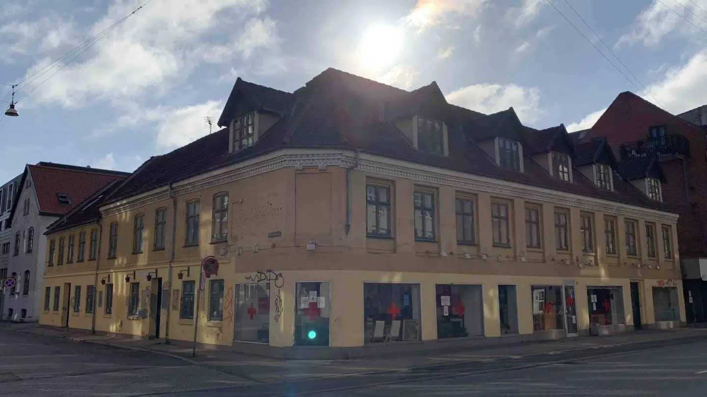 På Teknik- og Miljøudvalgsmødet den 20. september besluttede udvalget at nedlægge et paragraf 14 forbud mod nedrivning af denne forfaldne bygning på Amagerbrogade. Foto: Københavns Kommune