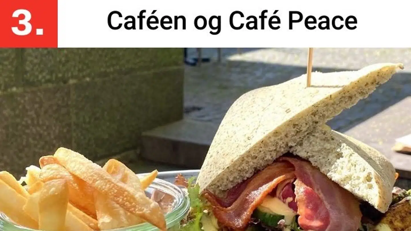 Hos Caféen kan du få en clubsandwich med kylling, frisk salat, cherrytomater, karrydressing og sprød bacon med pommes frites og chilimayo.