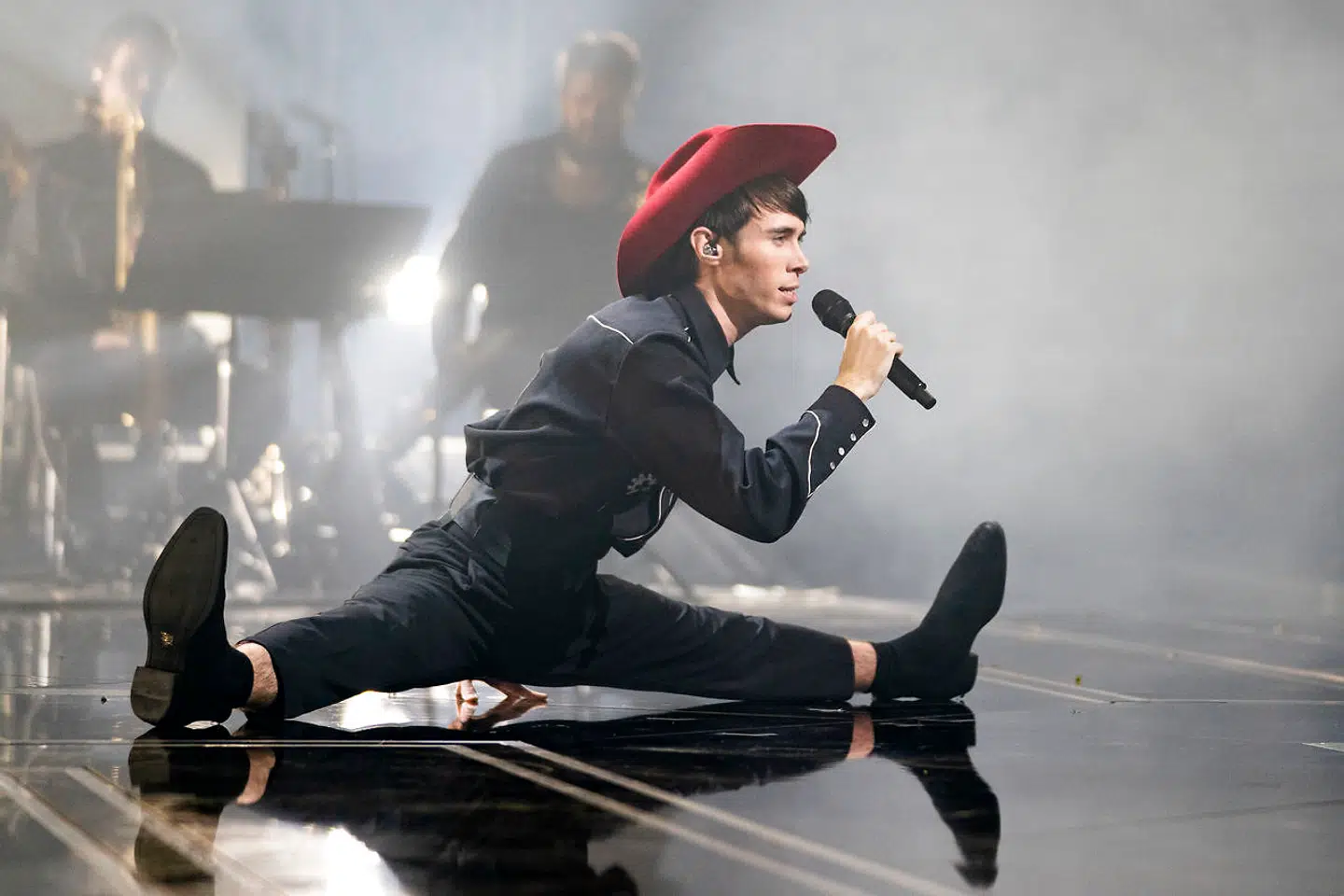 Kristian Kjærlund synger 'Blood in the Cut'.