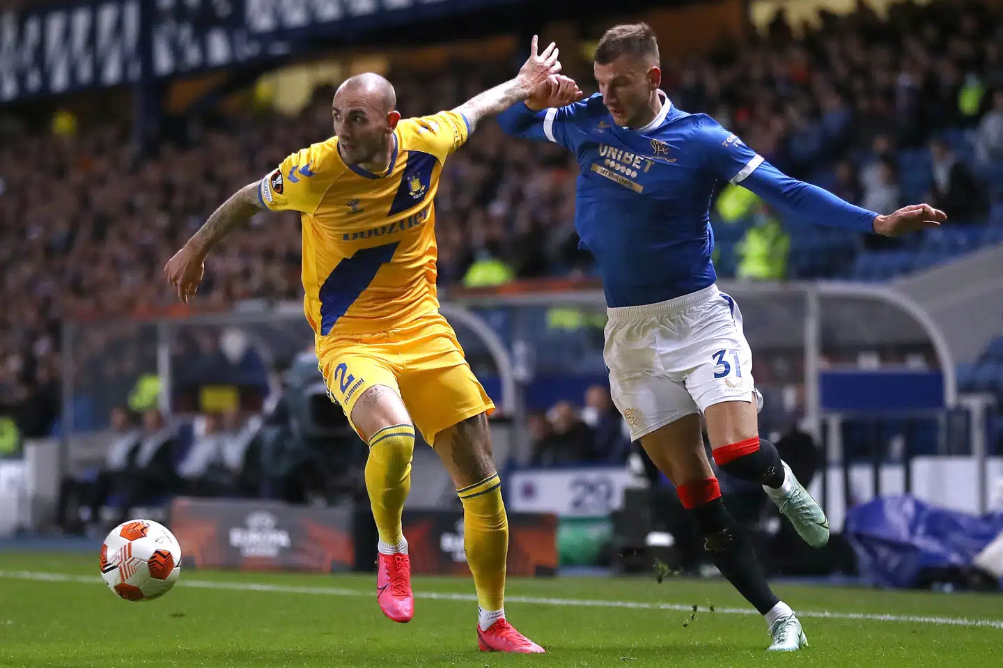 Brøndby kunne ikke stille meget op på Ibrox mod Rangers. Her har Jens Martin Gammelby dog vundet en nærkamp. Russell Cheyne/Reuters