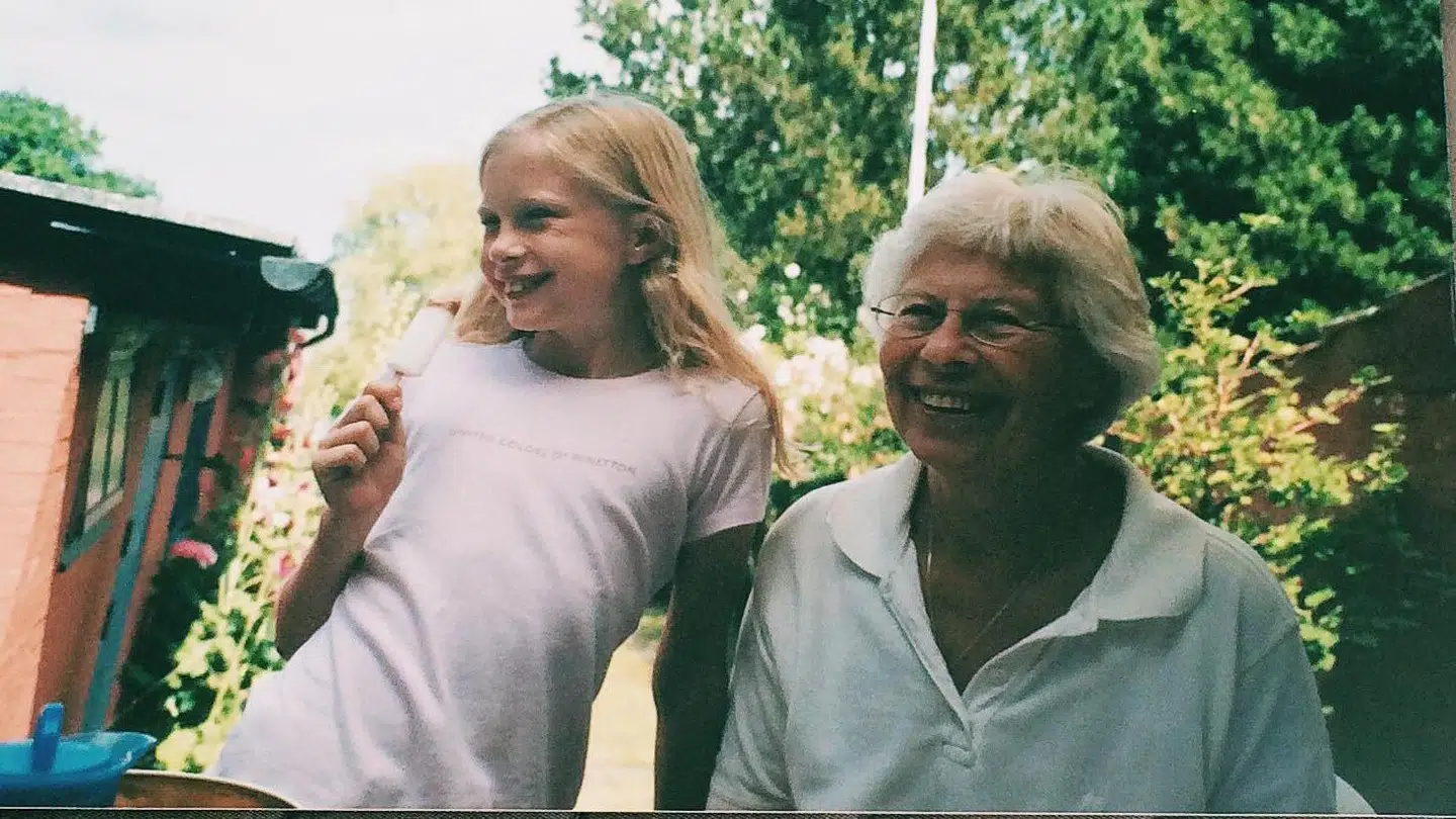 Josephine Fabricius og hendes mormor har brugt meget tid sammen, lige siden Josephine var lille. Hun håber at kunne give Toves sunde kerneværdier videre, når hun en dag selv får børn. Foto: Privat