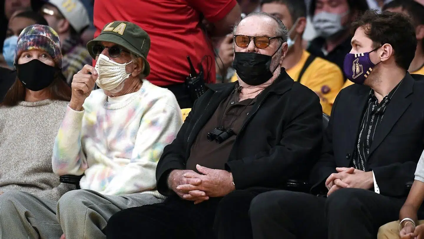 Jack Nicholson dukkede op til Lakers-kamp med sin søn Ray Nicholson efter næsten to år væk fra rampelyset.
