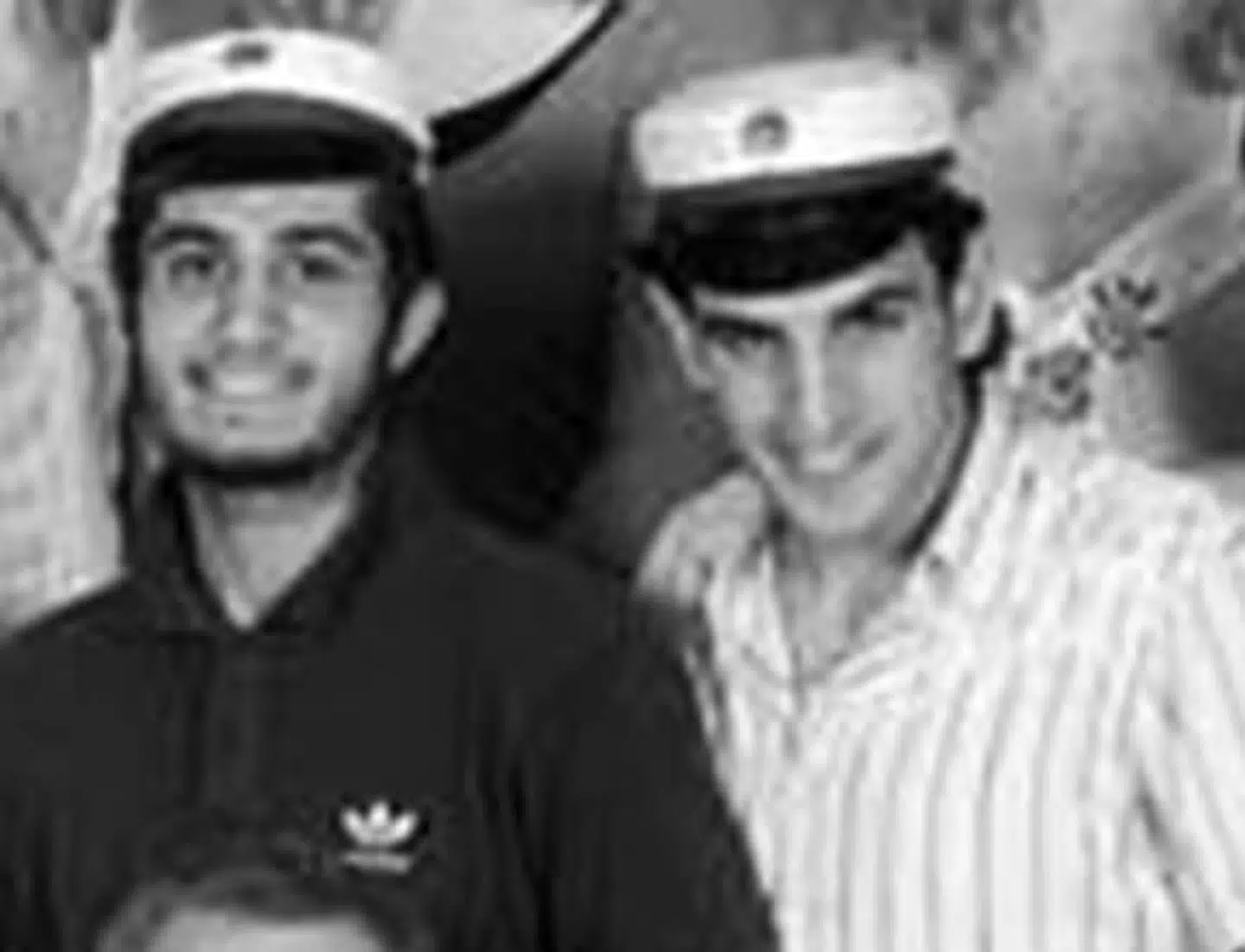 Rawan Taher (tv.) og Basil Hassan (th.) fotograferet på Frederiksberg Gymnasium, hvorfra de begge blev studenter.