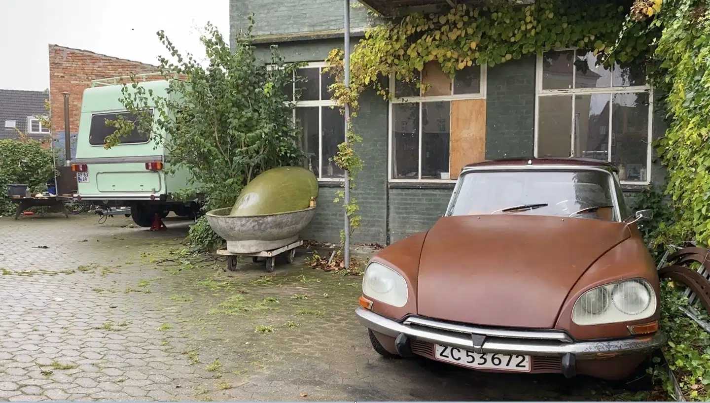 Jakob Volkes Citroën har fået et såkaldt RAT-look, fortæller han. I baggrunden på billedet kan man desuden spotte skorstenen til den ovn, der kan varme Volkes hjemmelavede udendørsbad op.