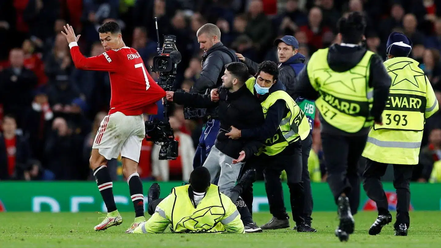 Baneløberen fik fat i Ronaldo, inden han blev tacklet.