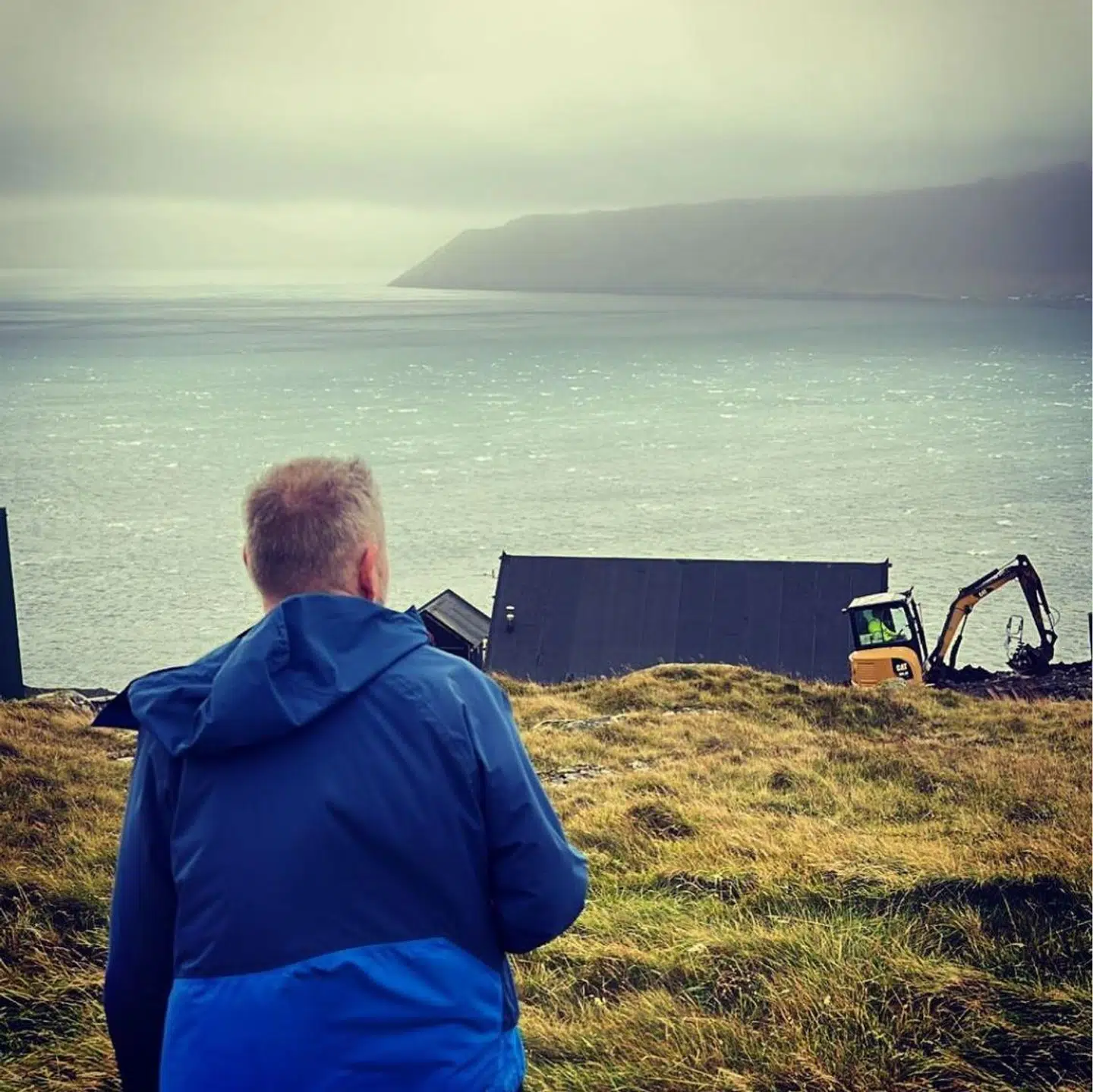 Tv-vært Hans Pilgaard foran sit og ægtemandens nye fritidshus i Torshavn på Færøerne.