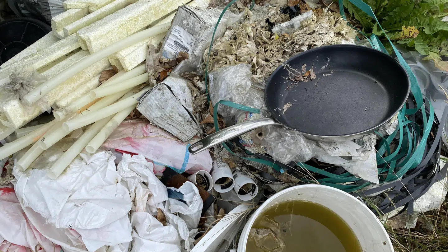 I haven flyder også en del skrald.