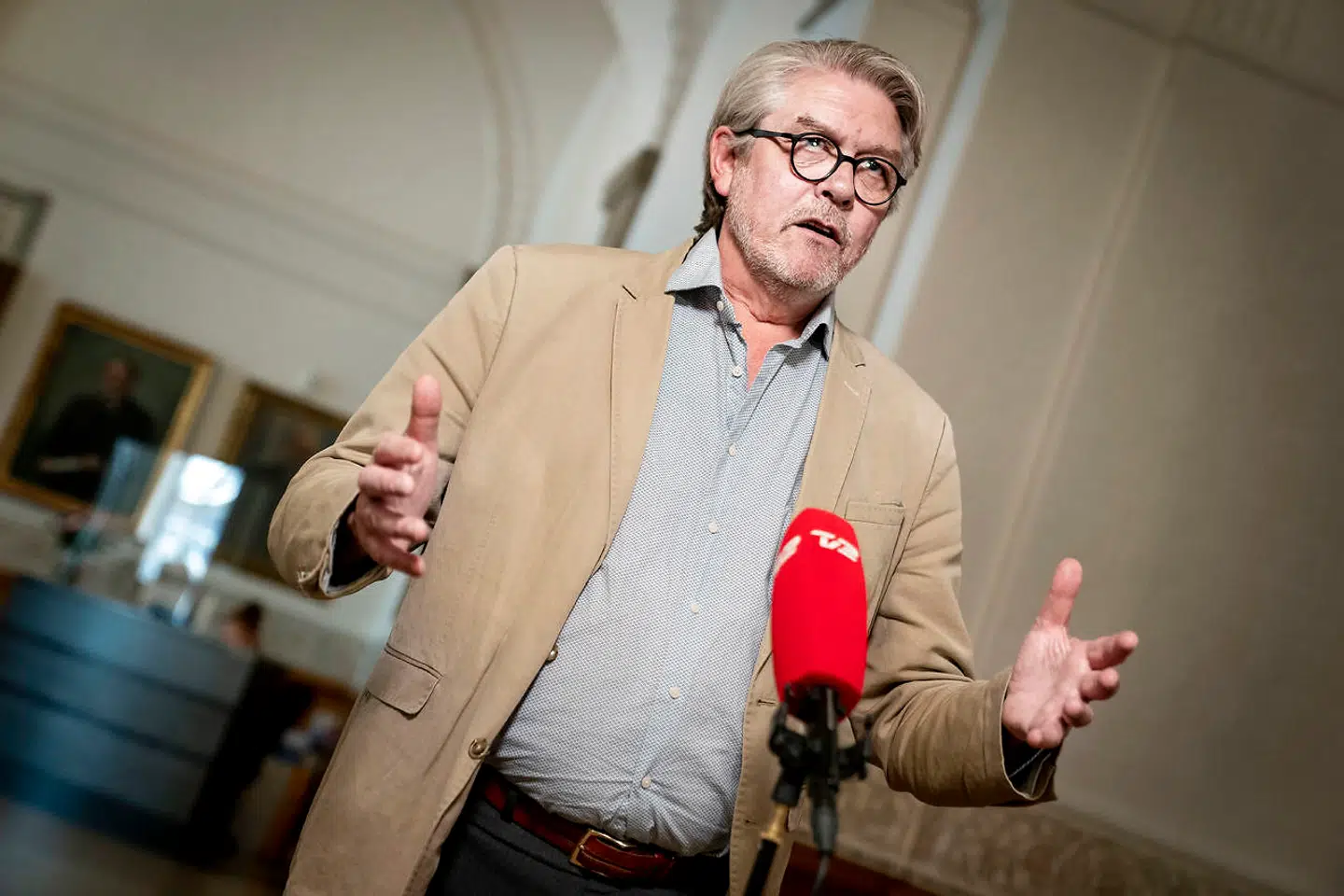 Åbent samråd om afholdelse af VM i Qatar. Udenrigsudvalget har kaldt udenrigsminister Jeppe Kofod (S) og kulturminister Joy Mogensen (S) i samråd om afholdelse af VM-slutrunde i herrefodbold i Qatar. Ministrene skal redegøre for, hvorvidt den danske regering via DBU og internationale fora vil øge presset for at påvirke en bedring af arbejdsvilkårene i Qatar. Samrådsspørgsmålet er stillet af Karsten Hønge (SF). 3. juni 2021. (Foto: Liselotte Sabroe/Ritzau Scanpix)