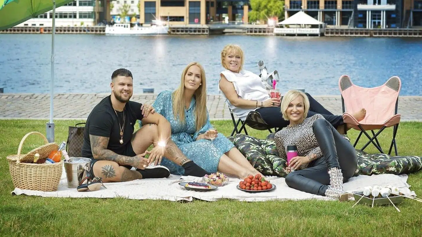 'Familien fra Bryggen' har kørt i 19 sæsoner og er blandt TV3s mest populære programmer. Her møder man Linse Kessler, hendes veninde Didde Skjelmose, samt Linse Kesslers datter Stephanie 'Geggo' Salvarli og hendes mand Cengiz Salvarli.