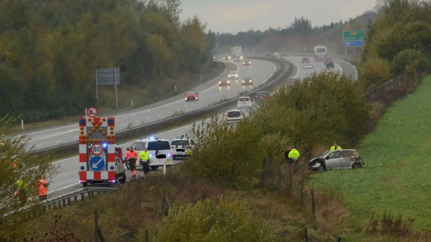 Vand på kørebanen forudsagede et solouheld på Svendborgmotorvejen onsdag eftermiddag. Foto: presse-fotos.dk