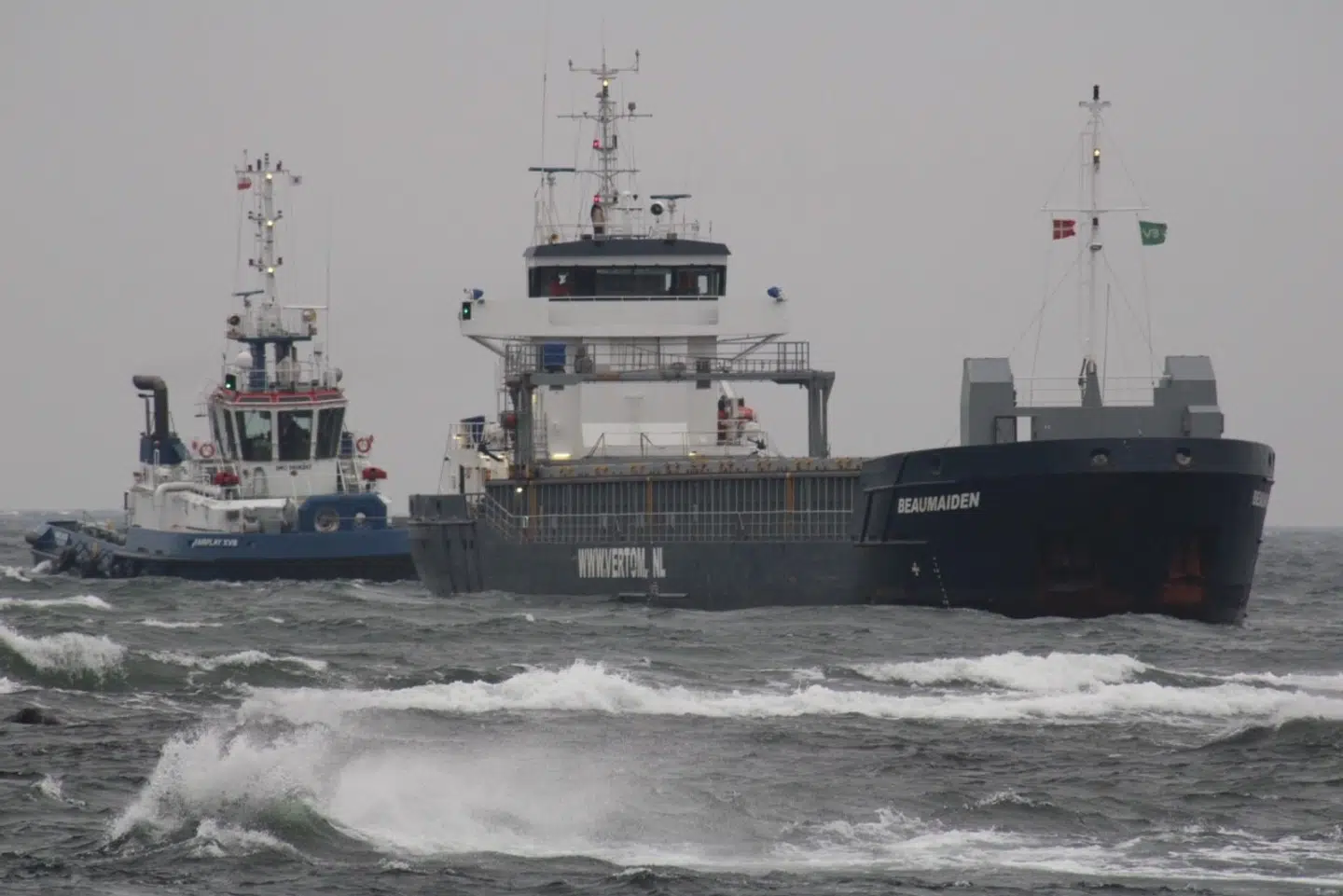 Her kan du se skibet blive trukket fra kysten.