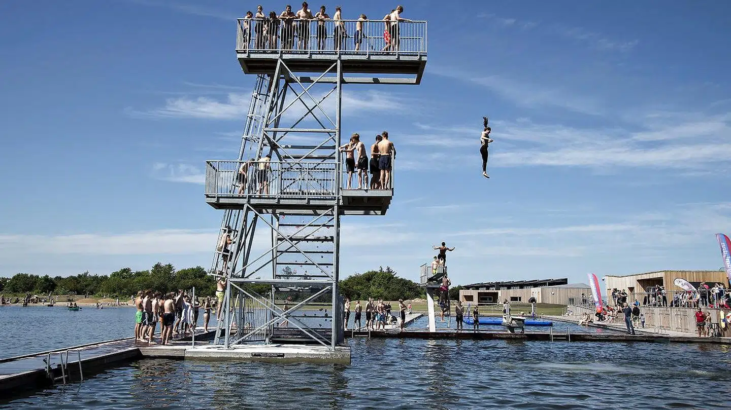 Det er ikke kun om sommeren, at Adelina Igrishta bader i Vestre Fjordpark.