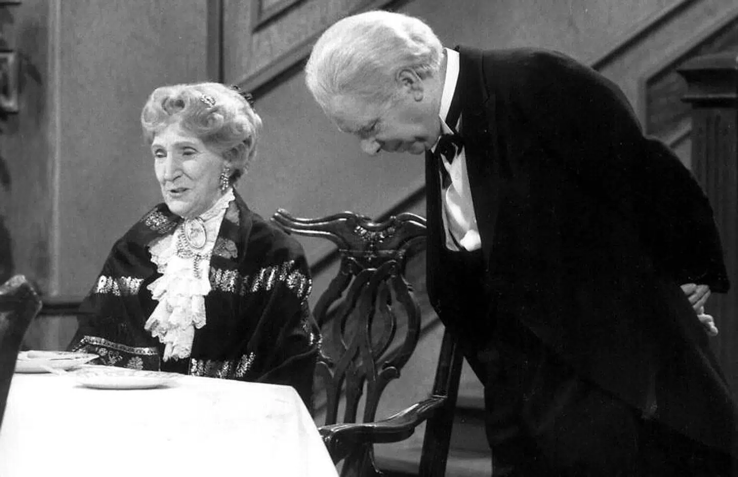 Scene fra den ikoniske sketch '90-års fødselsdagen'.