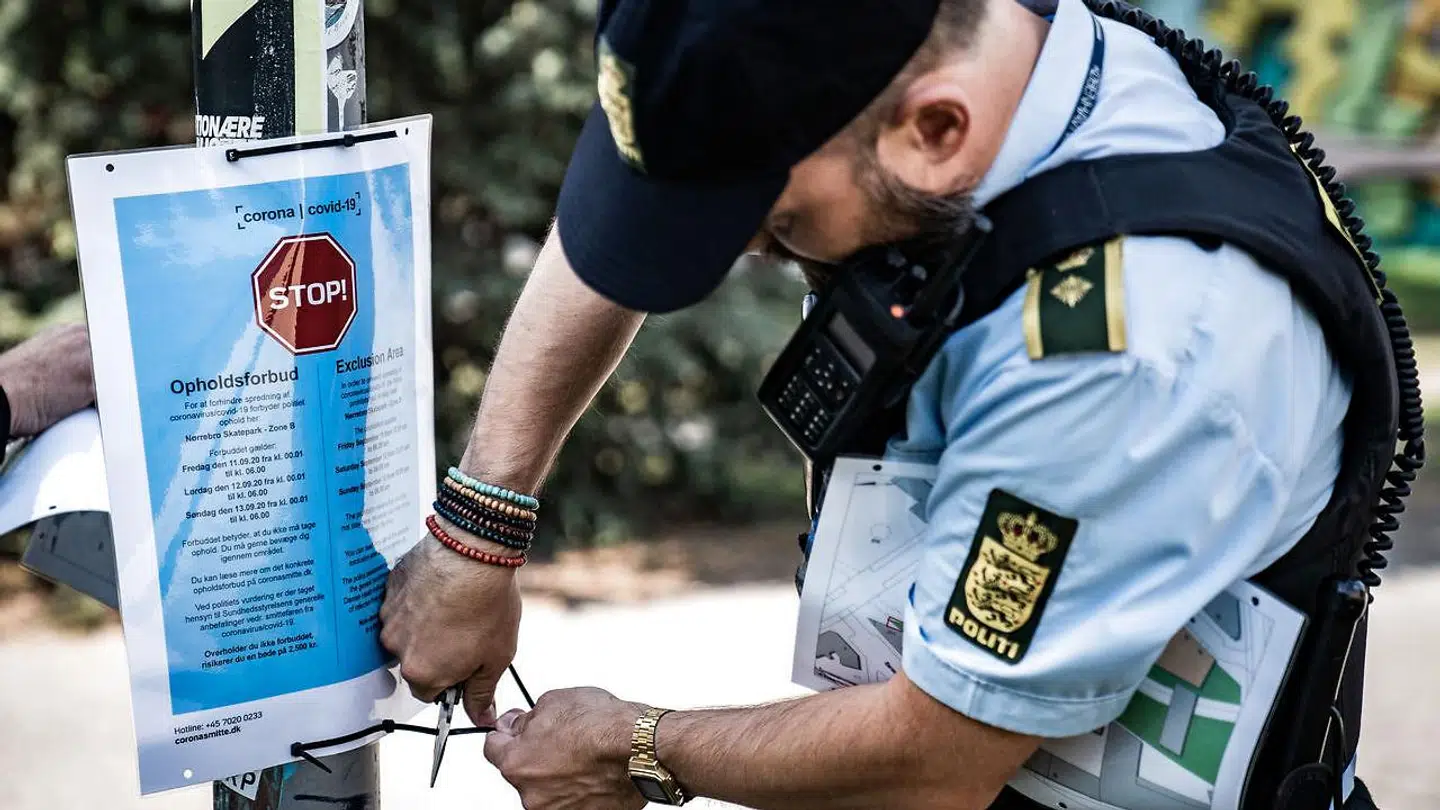 Politiet hængte sidste år plakater med information om opholdsforbud op i Nørrebroparken for at nedbringe det stigende smittetal. Opholdsforbuddet var midlertidigt og tidsbegrænset, men det blev alligevel flere gange forlænget.