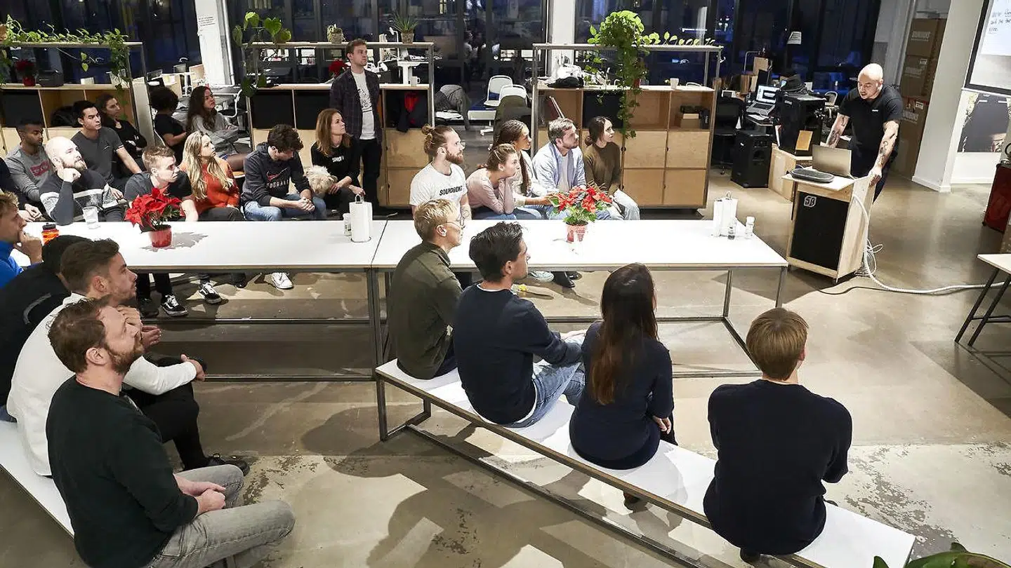 Soundboks har til huse i Esromgade på Nørrebro i København. Firmaet har i dag 90 medarbejdere, og med en anderledes indretning af deres kontor håber direktør Jesper Theil Thomsen at få bedre kommunikation mellem medarbejderne.