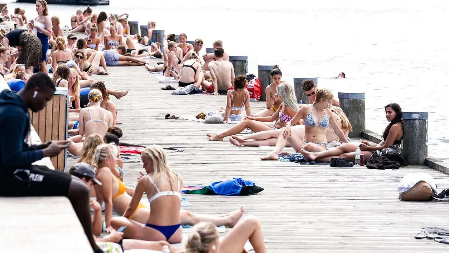 Når sommervarmen indtræffer, er der stuvende fuldt af mennesker på Islands Brygge. Her ses et arkivfoto fra torsdag 6. august 2020, hvor DMI havde varslet landsdækkende hedebølge.