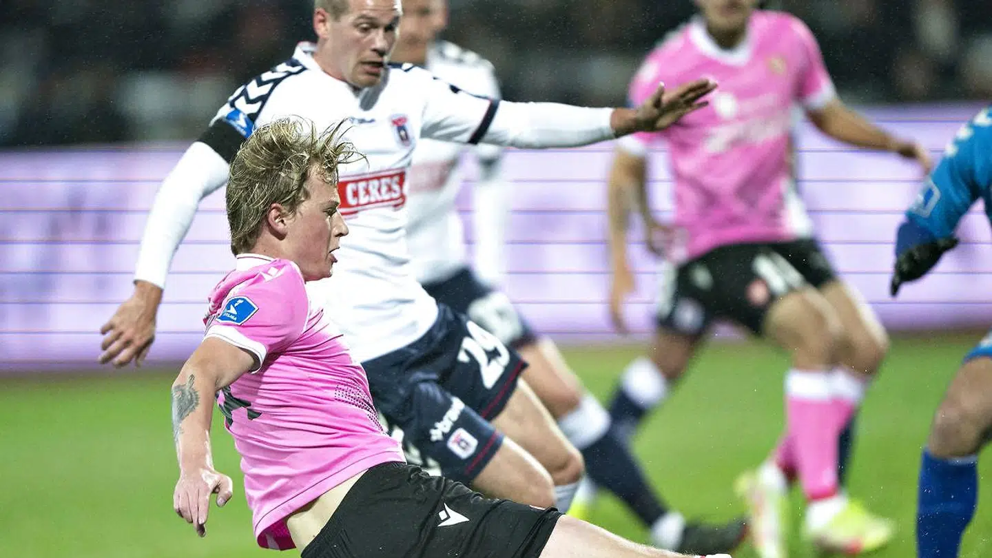 AaB's Malthe Højholt i hård duel med Frederik Brandhof fra AGF. De mange dueller og et nederlag til trods, nød teknikeren Højholt stadig det udsolgte brag.