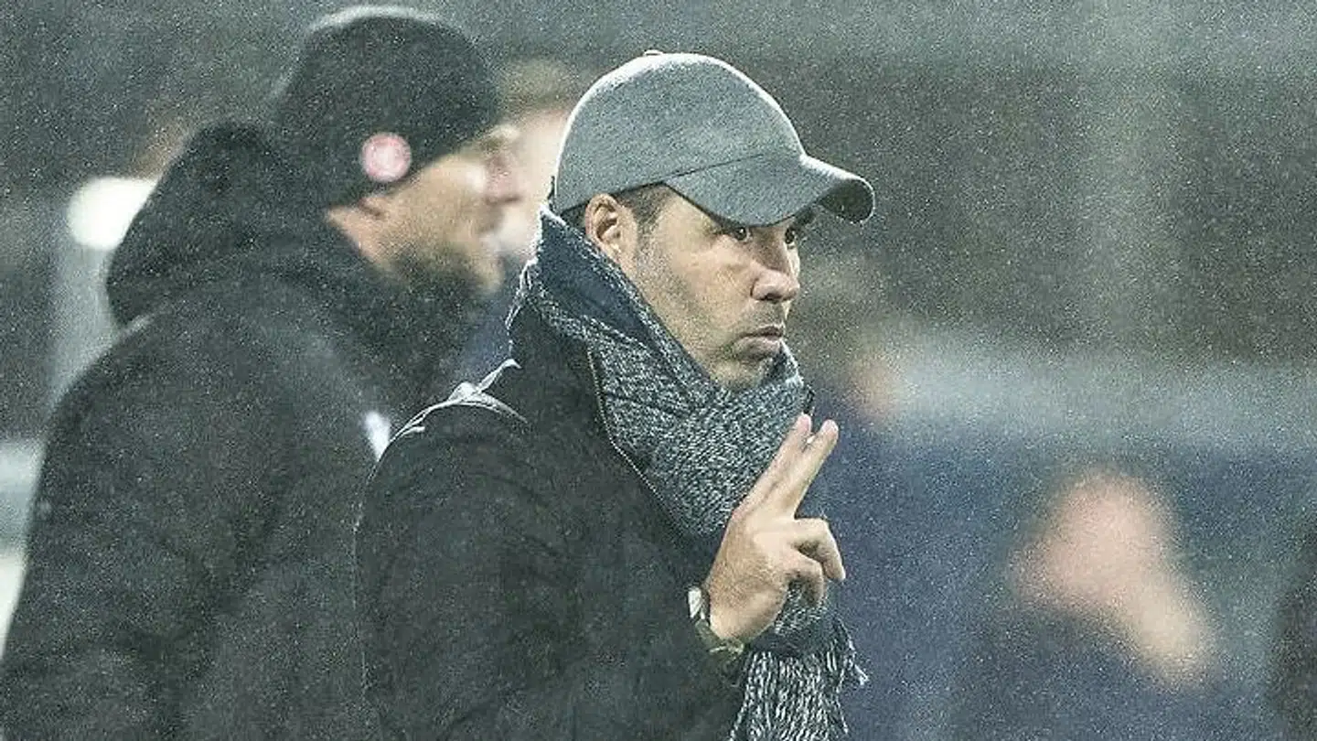AaB's træner Marti Cifuentes - med assistent Rasmus Würtz i baggrunden havde gang i de små grå under den grå kasket kampen igennem mod AGF.