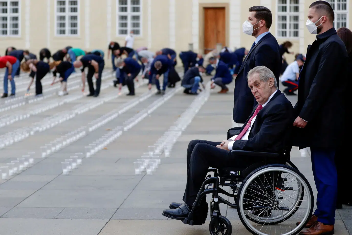 Tjekkiets præsident, Milos Zeman, i en kørestol under et arrangement i Prag i maj, hvor der blev tændt levende lys for at mindes ofrene for coronapandemien. David W Cerny/Reuters